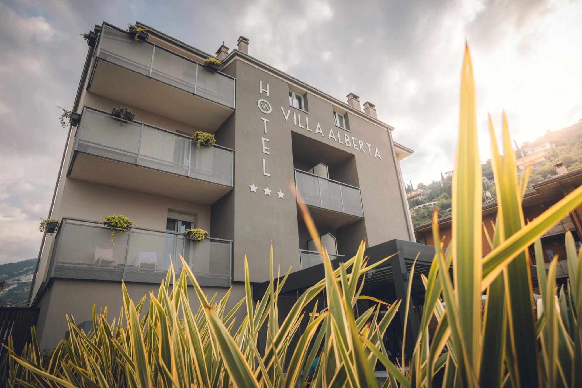 Hotel Villa Alberta Nago Екстериор снимка