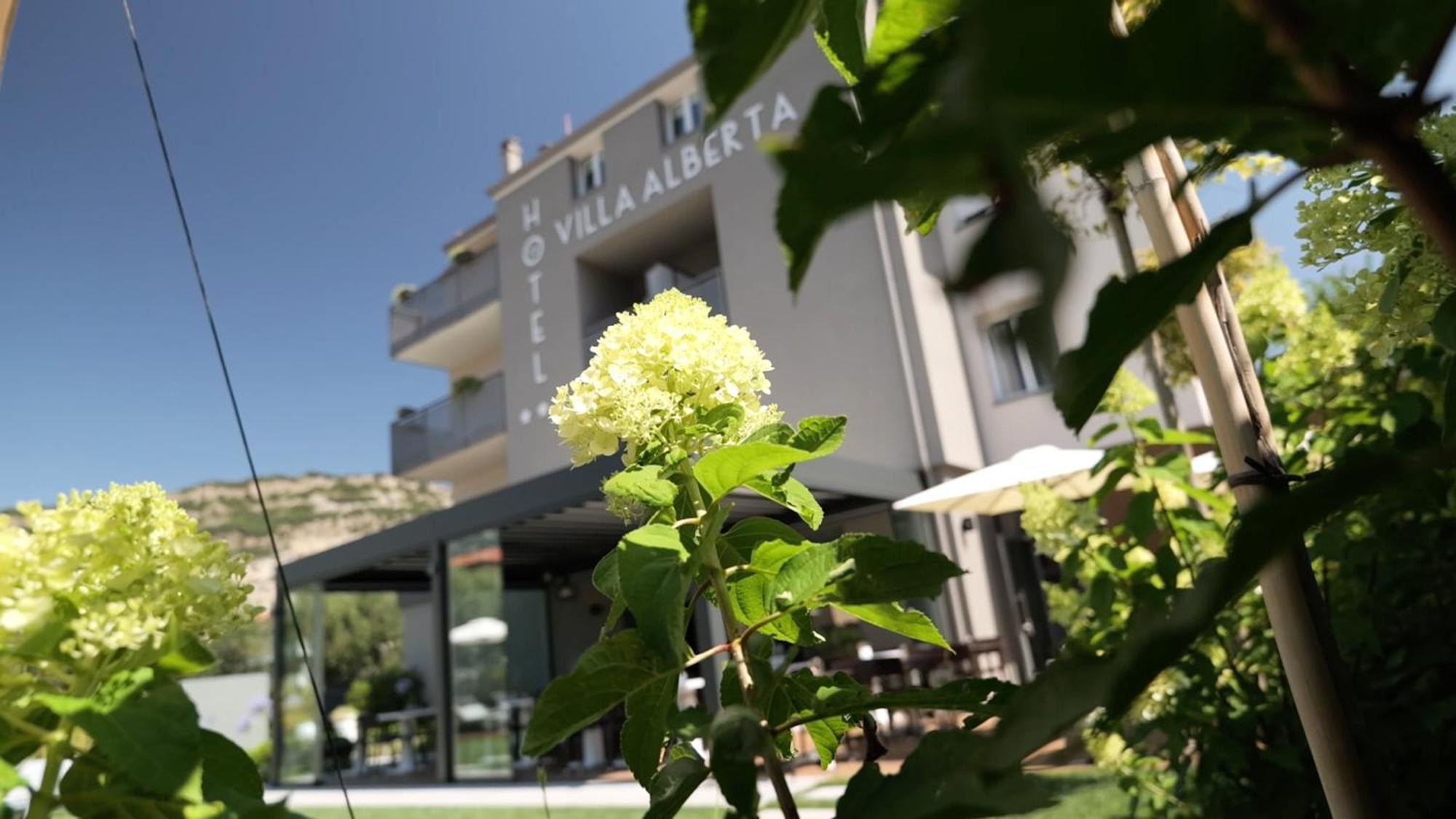 Hotel Villa Alberta Nago Екстериор снимка